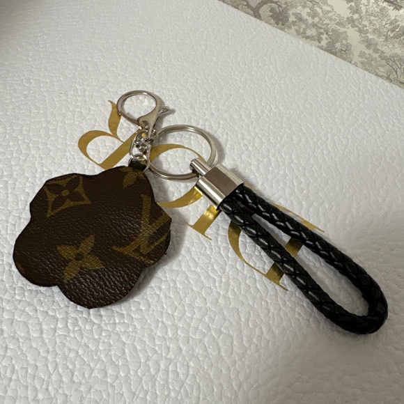 Authentic up-cycled LV mirror keychain/Bagcharm - Picture 1 of 4